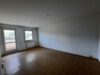 4 helle Wohnräume mit Balkon! Sie renovieren und sparen für einen Monat die Kaltmiete - Wohnzimmer